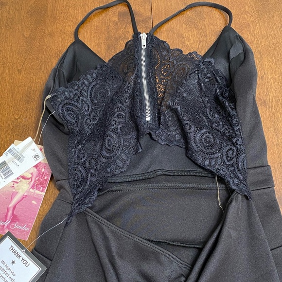 NWT Emerald Sundae Black Ruffled Lace Backed Dress Size L. - Picture 4 of 6